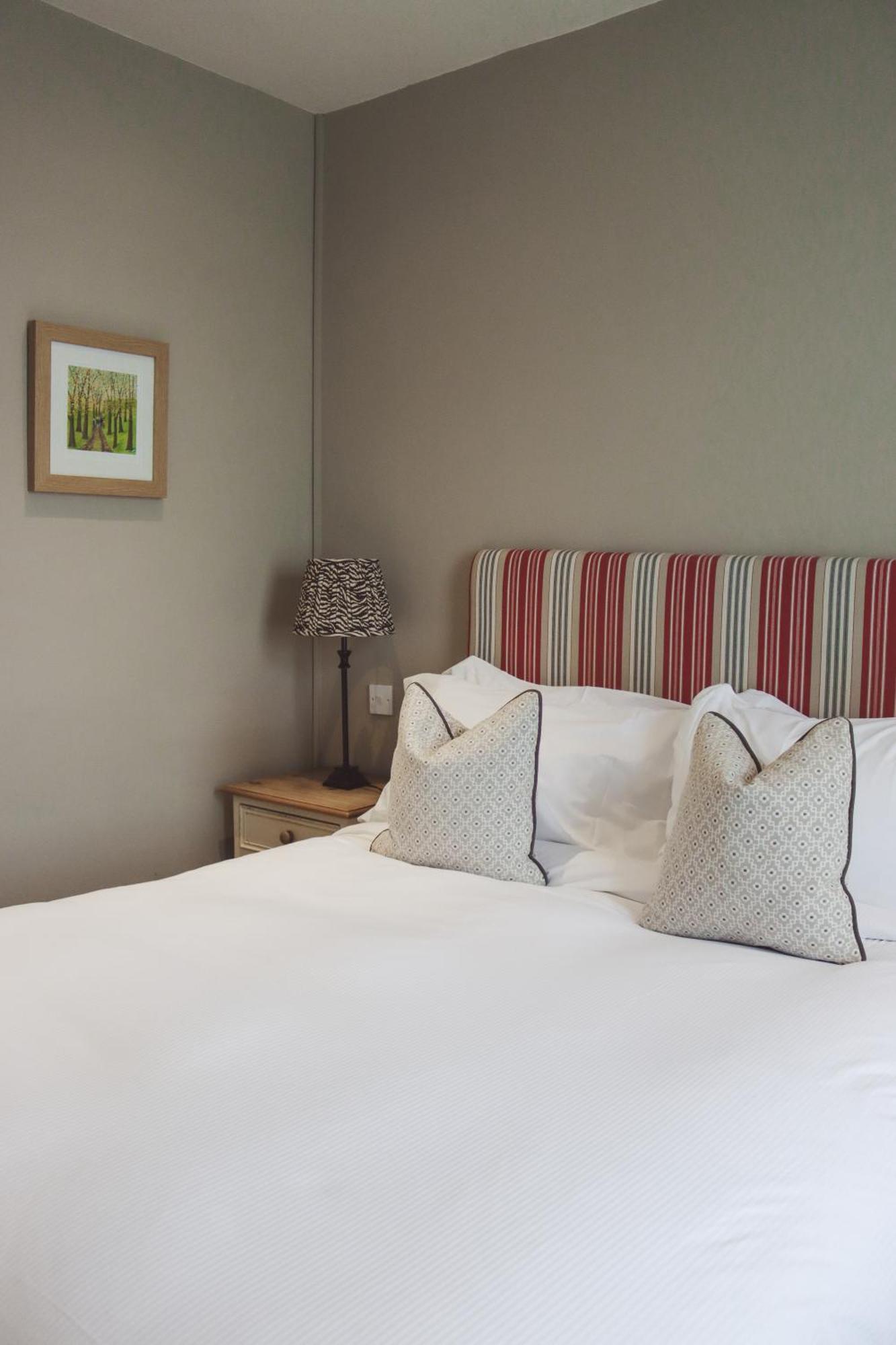 Longlands Inn & Cottages Carnforth Exterior foto A bedroom at The Old Inn