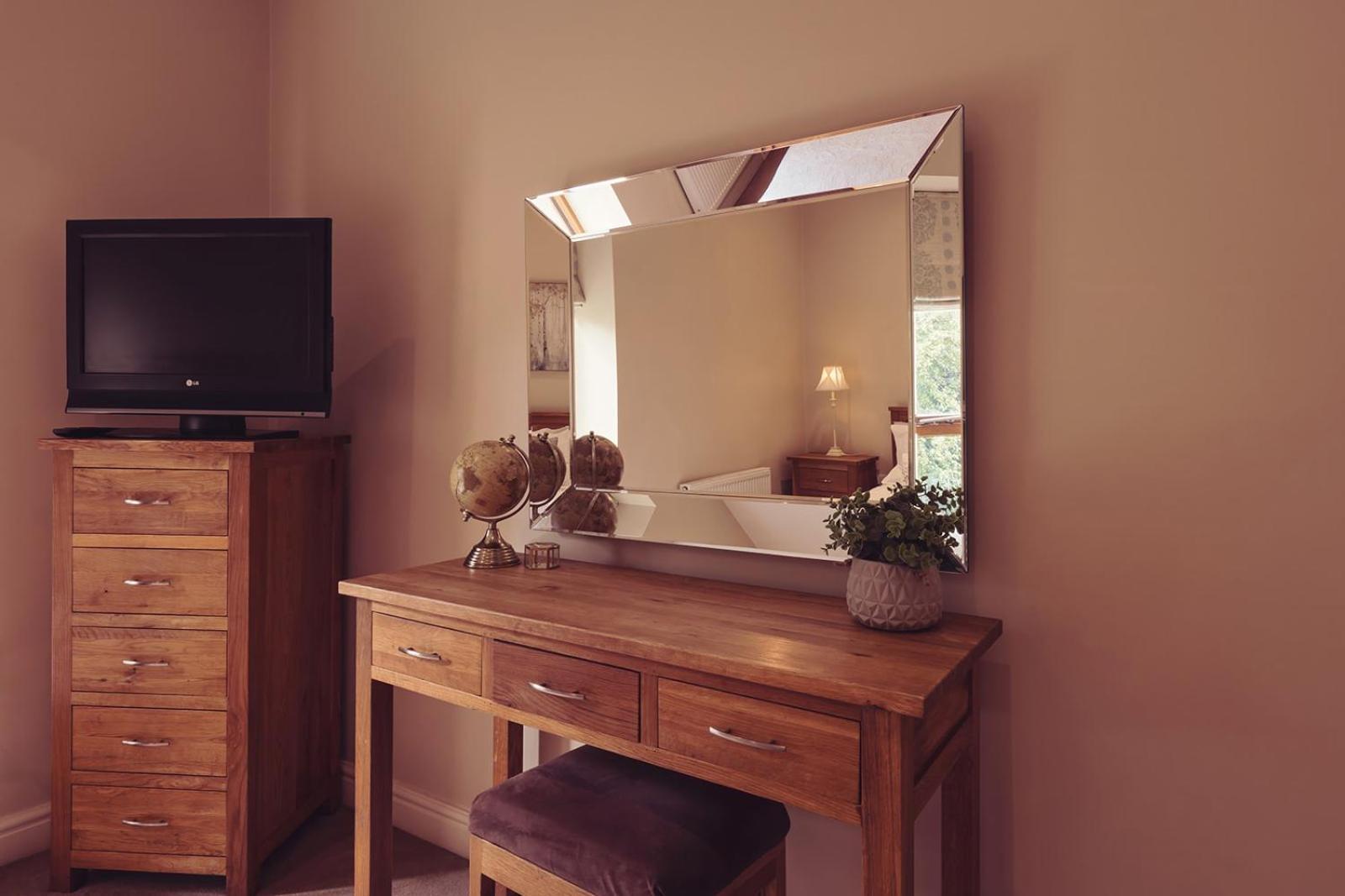 Longlands Inn & Cottages Carnforth Exterior foto A dressing table with a mirror