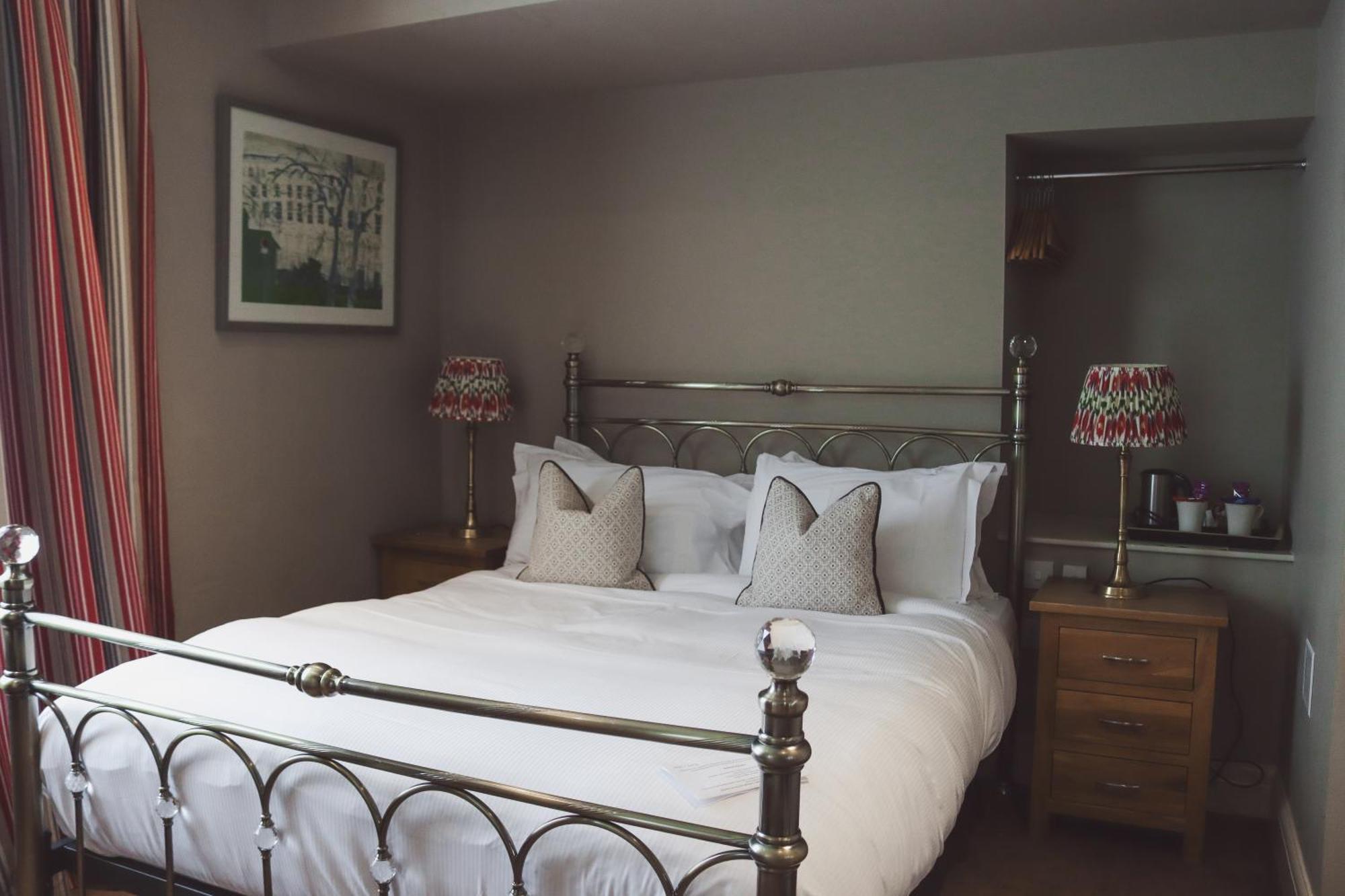 Longlands Inn & Cottages Carnforth Exterior foto A bedroom at The Old parsonage