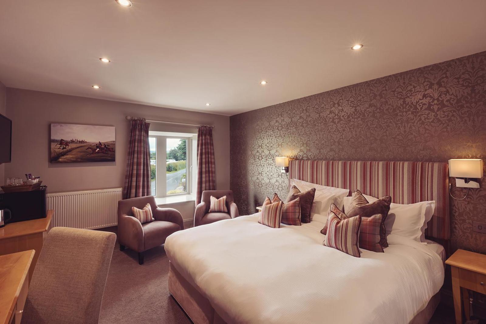 Longlands Inn & Cottages Carnforth Exterior foto A bedroom at the hotel