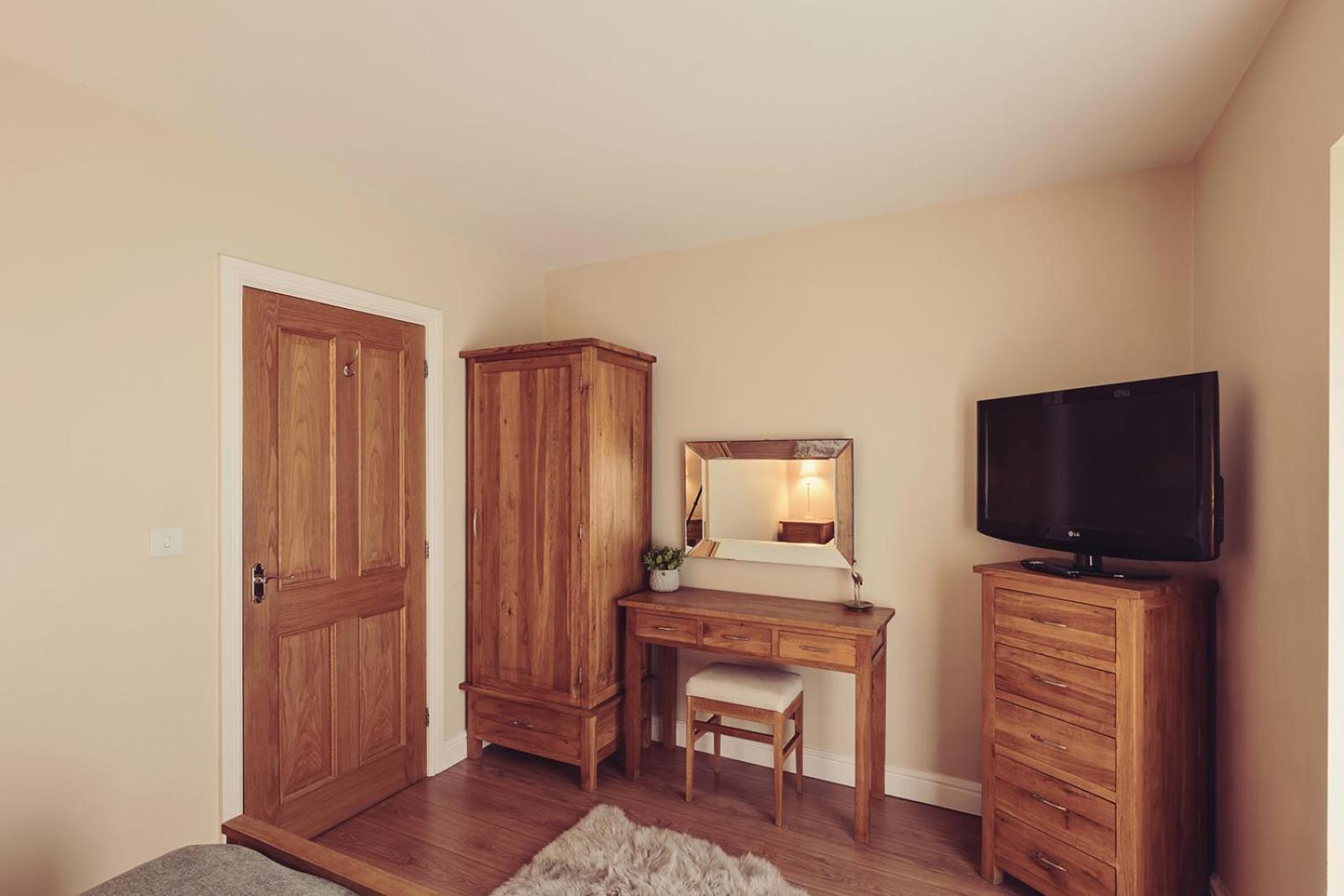 Longlands Inn & Cottages Carnforth Exterior foto Oak bedroom furniture