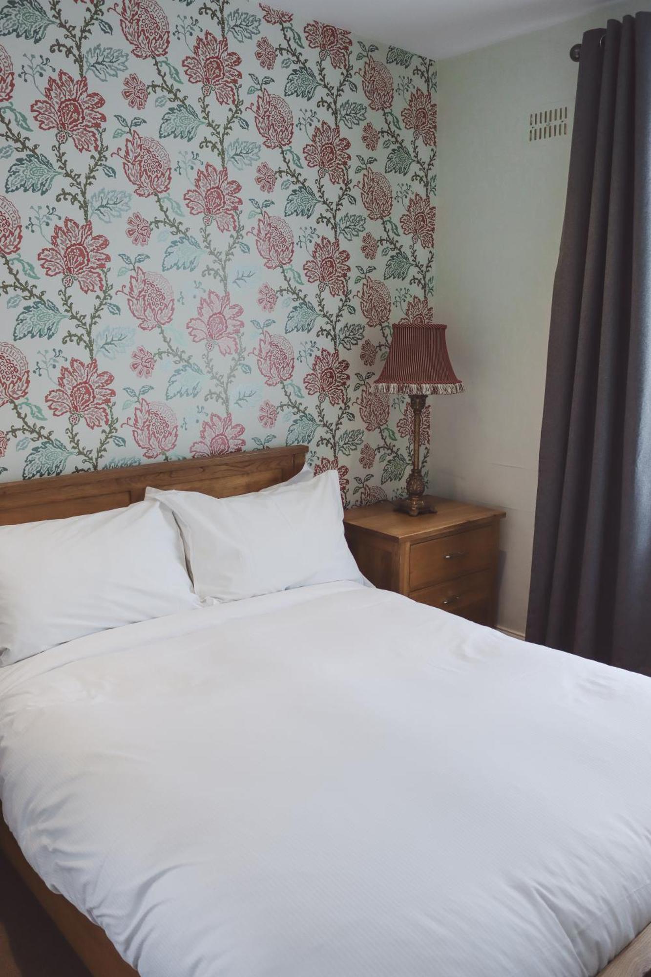 Longlands Inn & Cottages Carnforth Exterior foto A bedroom at the hotel