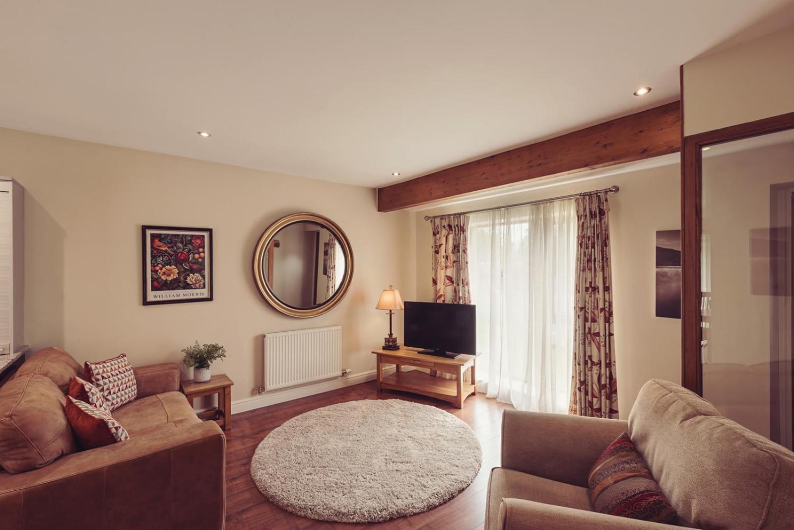 Longlands Inn & Cottages Carnforth Exterior foto A living room in a typical apartment