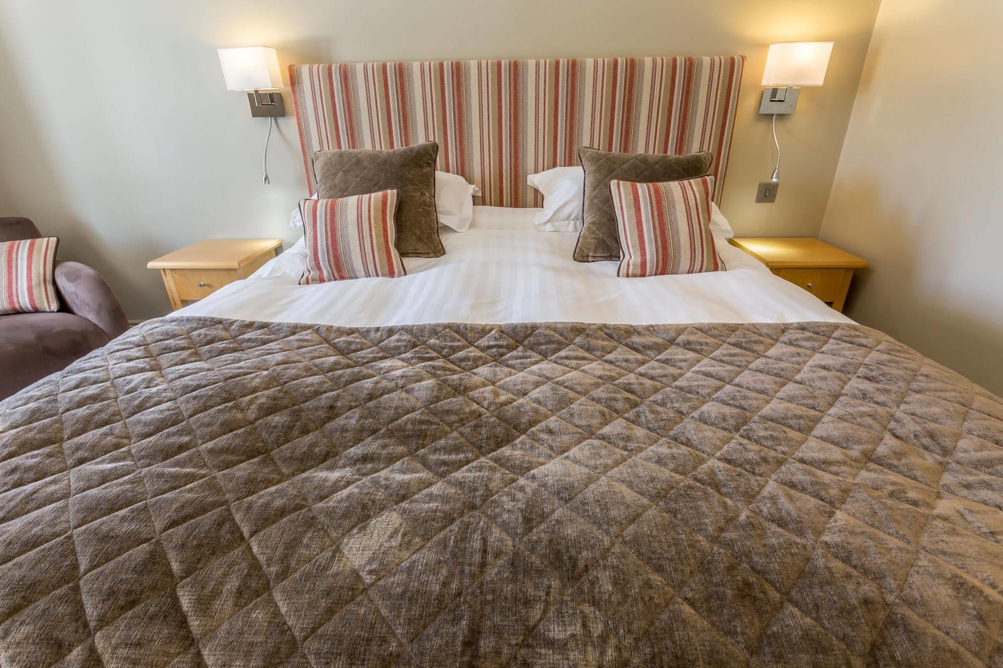 Longlands Inn & Cottages Carnforth Exterior foto A bed with a duvet